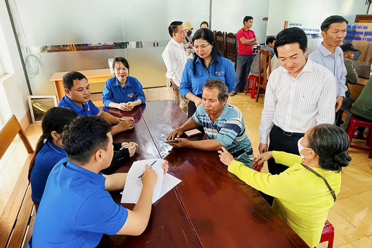 Thăm, tặng quà các đội hình thanh niên tình nguyện