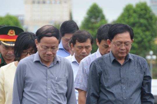 [Ảnh] Lãnh đạo tỉnh Gia Lai dâng hoa trước Tượng đài Bác Hồ với các dân tộc Tây Nguyên