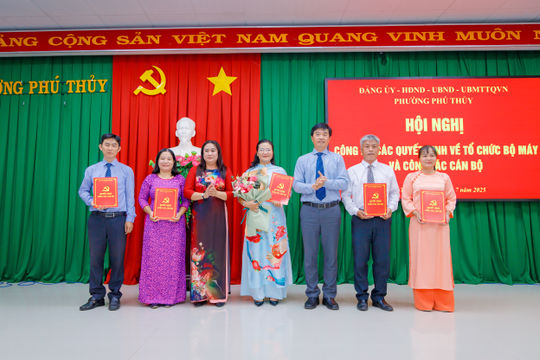 Phường Phú Thủy công bố các quyết định về công tác cán bộ