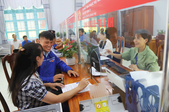 Đoàn viên, thanh niên vùng xa hỗ trợ người dân làm quen với chính quyền số