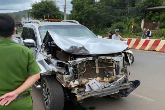 Tài xế gây tai nạn rồi bỏ chạy bị người dân đuổi bắt, giao cho cơ quan Công an
