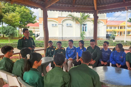 Lãnh đạo Bộ Chỉ huy quân sự tỉnh Lâm Đồng thăm lớp Học kỳ Quân đội