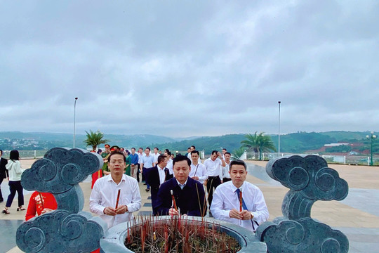 Lãnh đạo phường Bắc Gia Nghĩa viếng Nghĩa trang Liệt sĩ tỉnh và Tượng đài N’Trang Lơng