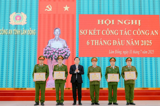 Chủ tịch tỉnh Lâm Đồng biểu dương, khen thưởng Công an tỉnh có thành tích xuất sắc giữ vững ANTT