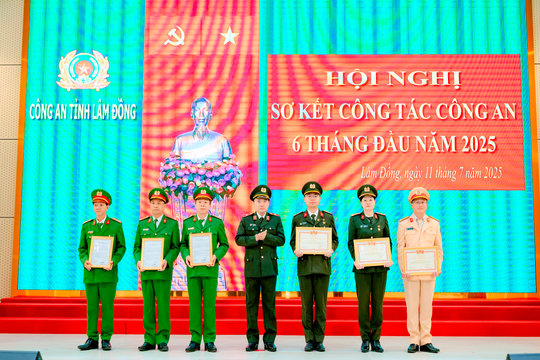 Thưởng nóng các đơn vị khám phá nhanh vụ án bắt giữ người trái pháp luật