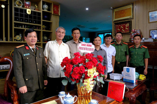  Thăm tặng quà nguyên lãnh đạo phụ trách an ninh và gia đình Anh hùng lực lượng vũ trang nhân dân