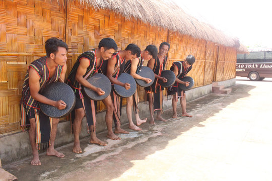 Người dân xã Quảng Tân lưu giữ cồng chiêng