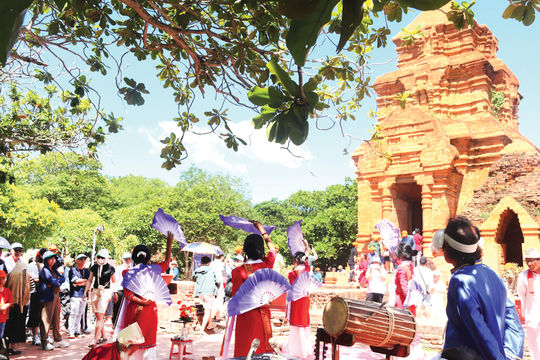 Nhộn nhịp du khách đến tháp Pô Sah Inư