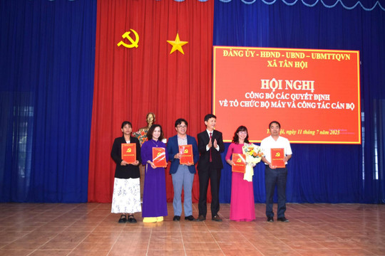 Xã Tân Hội công bố các quyết định về công tác cán bộ