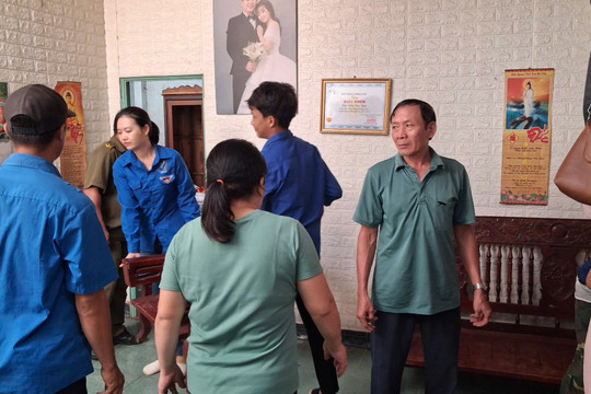 Đoàn Thanh niên Đạ Huoai hỗ trợ người dân khắc phục hậu quả do mưa dông gây ra