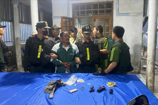 Nhanh chóng khống chế, bắt giữ đối tượng sử dụng súng tự chế tấn công lực lượng thi hành công vụ
