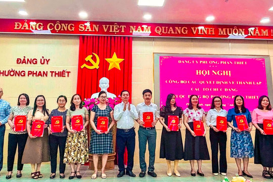 Phường Phan Thiết công bố 89 quyết định thành lập tổ chức đảng trực thuộc