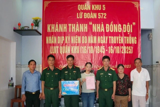Lữ đoàn pháo binh 572 bàn giao “Nhà đồng đội” cho quân nhân có hoàn cảnh khó khăn