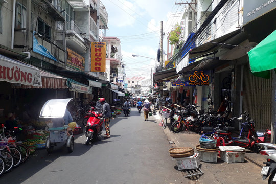 Xử lý các trường hợp lấn chiếm lòng lề đường để buôn bán