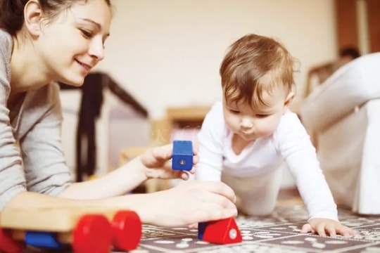 Dạy con biết chia sẻ và quan tâm tới người khác