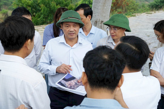 Phó Chủ tịch UBND tỉnh Lê Trọng Yên thực địa quỹ đất hai bên đường ĐT.706B