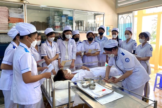 Tuyển sinh ngành sức khỏe bắt nhịp thị trường