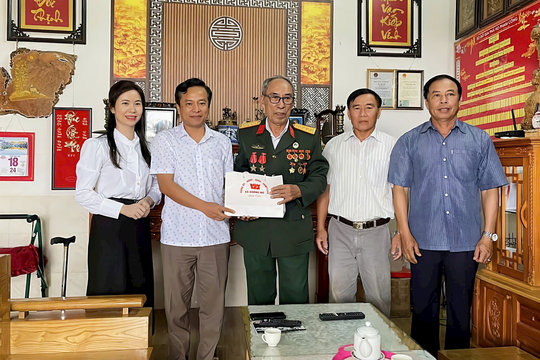 Thăm, tặng 127 suất quà gia đình chính sách ở Krông Nô