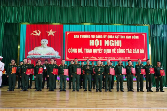 Bộ CHQS tỉnh Lâm Đồng trao 127 quyết định về công tác cán bộ