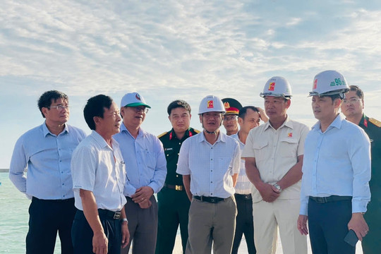Phó Chủ tịch UBND tỉnh Lâm Đồng Lê Trọng Yên kiểm tra Công trình khu neo đậu tránh trú bão kết hợp cảng cá Phú Quý