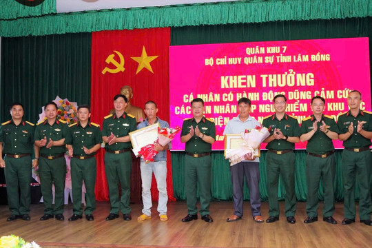 Bộ Chỉ huy Quân sự tỉnh Lâm Đồng khen thưởng 2 cá nhân liều mình cứu 3 người bị mắc kẹt giữa dòng lũ chảy xiết