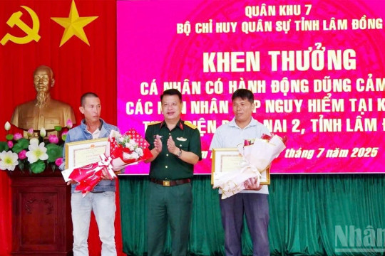 Khen thưởng hai người cứu 3 nạn nhân mắc kẹt giữa dòng nước lũ tại Lâm Đồng