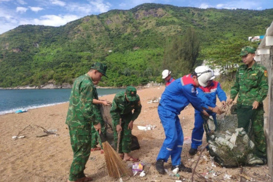 Đồn Biên phòng Cửa khẩu cảng Vũng Rô ra quân làm sạch bờ biển