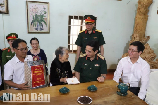 Đại tướng Phan Văn Giang thăm, tặng quà gia đình chính sách và người có công tỉnh Đắk Lắk
