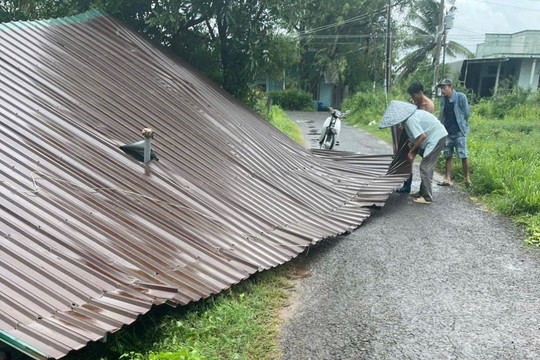 Xã Hàm Kiệm: Mưa to, gió lốc gây hư hại nhà dân, ngã trụ điện hạ thế