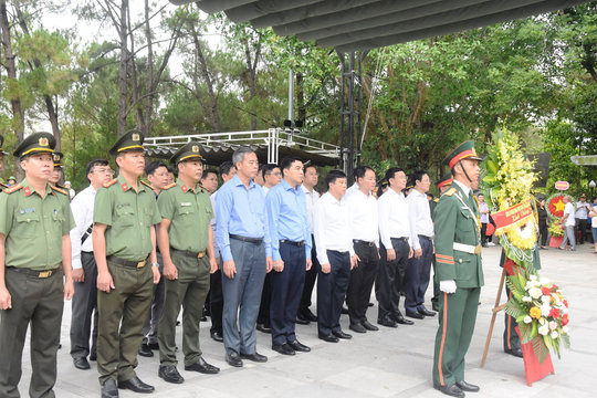 Thường trực Tỉnh ủy Lâm Đồng viếng các Anh hùng liệt sĩ tại tỉnh Quảng Trị