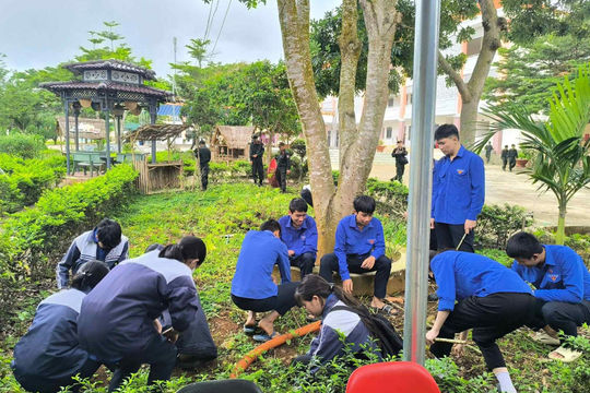Ninh Gia ra quân tổng vệ sinh, chỉnh trang đô thị chào mừng Đại hội Đảng bộ