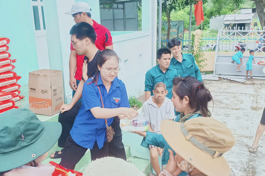 Tặng 150 suất quà cho người dân khó khăn xã Tuy Phong