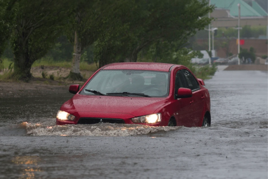 Tài xế cần lưu ý gì khi lái xe ôtô dưới thời tiết mưa lớn, giông bão?