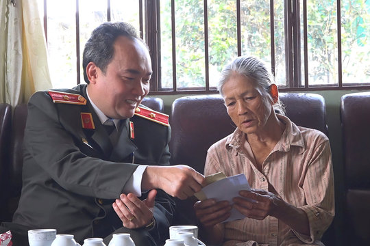 Giám đốc Công an tỉnh thăm, tặng quà gia đình liệt sĩ, Anh hùng lực lượng vũ trang Nhân dân và các thương, bệnh binh