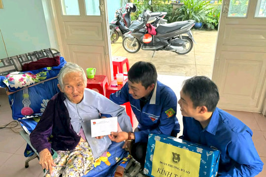 Tuổi trẻ phường B'Lao thăm, tặng quà Mẹ Việt Nam Anh hùng Nguyễn Thị Có
