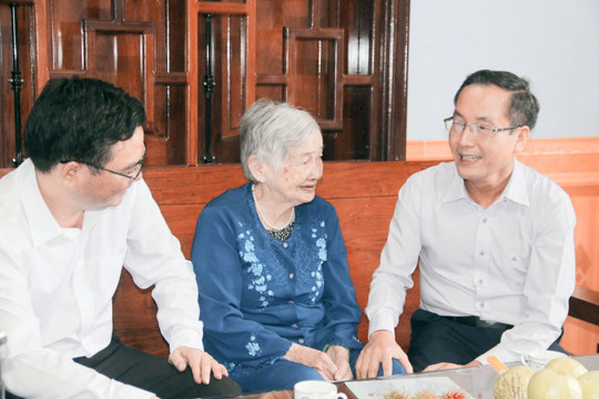 Trưởng Ban Nội chính Tỉnh ủy Lâm Đồng thăm, tặng quà các gia đình chính sách