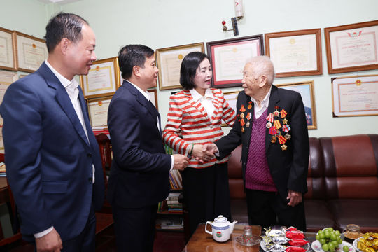 Phó Chủ tịch Quốc hội Nguyễn Thị Thanh thăm, tặng quà người có công tỉnh Lâm Đồng