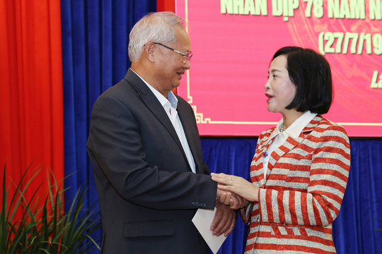 Phó Chủ tịch Quốc hội Nguyễn Thị Thanh gặp mặt, tặng quà gia đình chính sách, người có công tỉnh Lâm Đồng