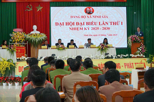 Đồng chí Trần Hồng Thái, Phó Bí thư Tỉnh ủy, Chủ tịch HĐND tỉnh Lâm Đồng dự Đại hội Đảng bộ xã Ninh Gia lần thứ I