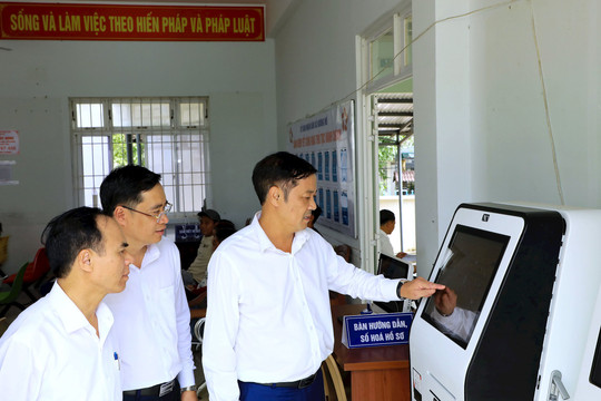 Phó Chủ tịch UBND tỉnh Lê Trọng Yên kiểm tra hành chính 2 xã Nam Đà và Krông Nô