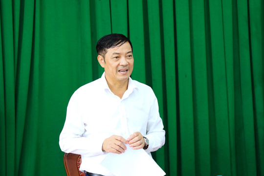 Phó Chủ tịch UBND tỉnh Lê Trọng Yên làm việc, tặng quà tại xã Nam Dong