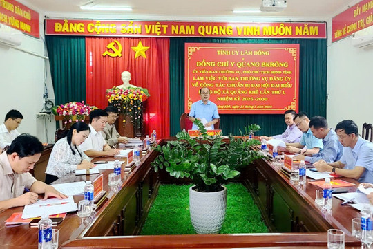 Đồng chí Y Quang BKrông kiểm tra công tác chuẩn bị Đại hội Đảng bộ xã Quảng Khê