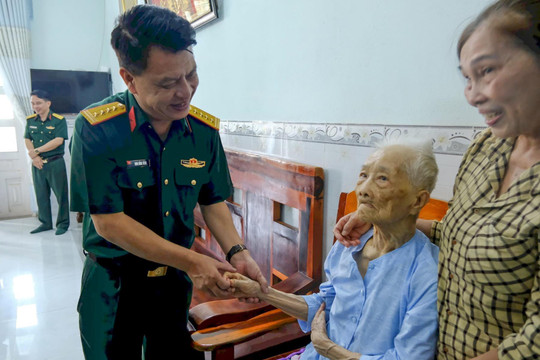 Bộ CHQS Lâm Đồng tổ chức 9 đoàn công tác thăm, tặng quà Mẹ Việt Nam anh hùng
