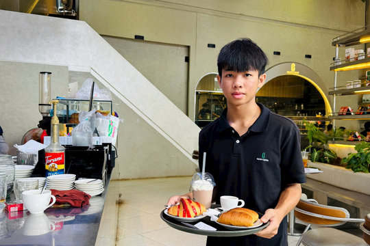 Học sinh trải nghiệm thực tế khi đi làm dịp hè