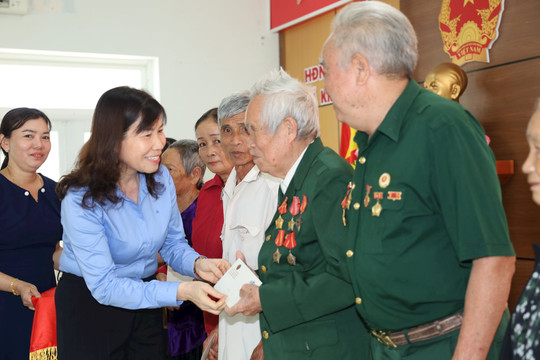 Phó Chủ tịch Ủy ban MTTQ Việt Nam tỉnh Lâm Đồng Hà Thị Hạnh gặp mặt, tặng quà các gia đình chính sách, người có công tại xã Krông Nô