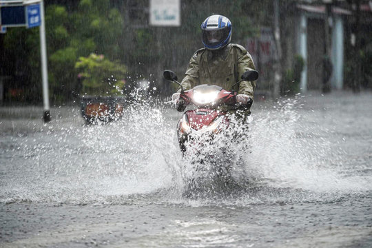 Dự báo thời tiết 24/7: Bắc Bộ, Thanh Hoá và Nghệ An hứng mưa lớn diện rộng