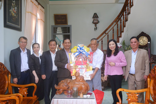 Phó Chủ tịch HĐND tỉnh Lâm Đồng K’Mák thăm, tặng quà gia đình chính sách tại xã Di Linh
