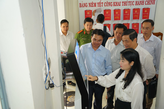Trưởng Ban Tuyên giáo và Dân vận Tỉnh ủy Lâm Đồng làm việc tại xã Hàm Thạnh