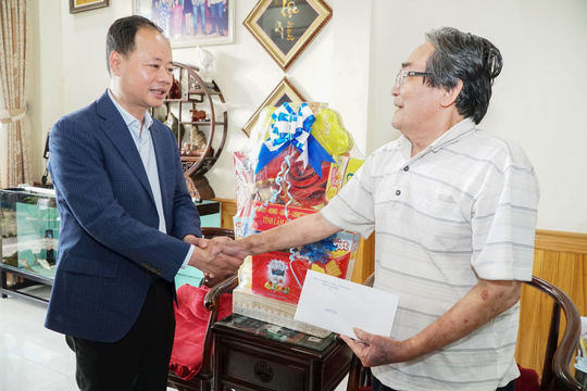 Đồng chí  Trần Hồng Thái thăm, tặng quà Anh hùng Lực lượng vũ trang Mai Thanh Minh