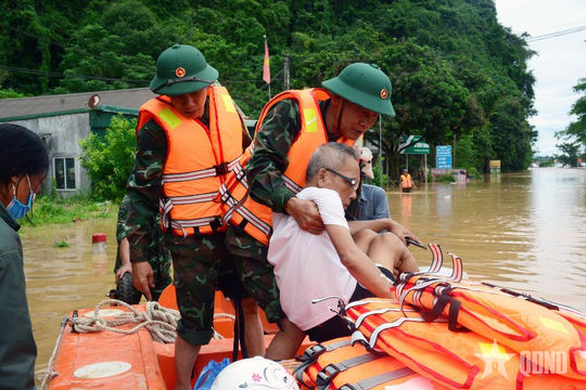 Quân khu 4 huy động 3.000 cán bộ, chiến sĩ ứng phó lũ lụt tại phía Tây Nghệ An